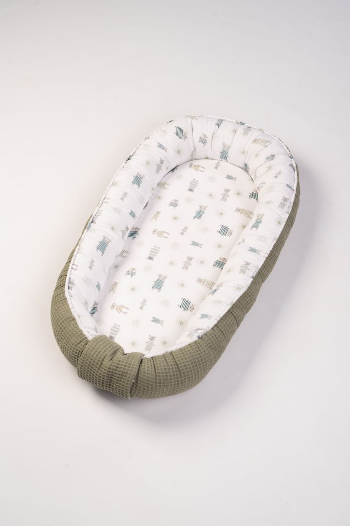 Babynest Pyjamabär grün