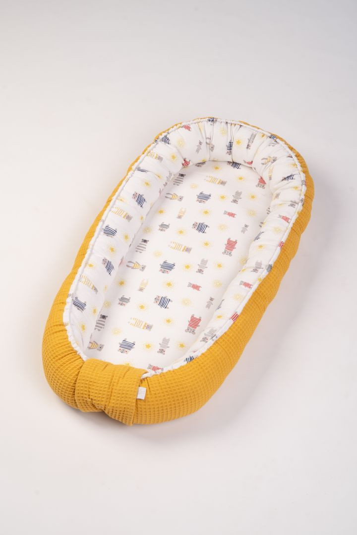 Babynest Pyjamabär gelb